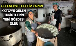 Serpil Kadıköy, KKTC'ye gelen turistlere mutfağında hellim yapımını gösteriyor