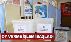 Azerbaycanlılar, 7 yıl Azerbaycan'ı yönetecek yeni cumhurbaşkanını seçmek için oy kullanıyor