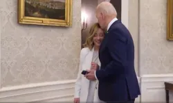 ABD Başkanı Biden, İtalya Başbakanı Meloni'nin saçlarını öptü
