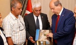Belediyeler Birliği heyeti Cumhurbaşkanı Tatar’a “İzler Silinmeden” isimli albümü takdim etti