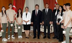 Başbakan Üstel, Esin Leman Lisesi öğrencilerini kabul etti