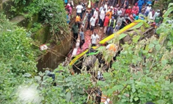 Kenya'da yolcu otobüsü nehre yuvarlandı, 9 kişi öldü, 17 kişi yaralandı