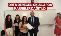 Çavuşoğlu, Esin Leman Lisesi’ni ziyaret ederek öğrencilere karnelerini takdim etti