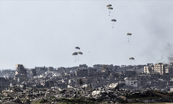 Gazze'ye bayramın ilk gününde havadan paraşütle insani yardım indirildi