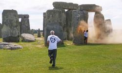 Çevre eylemcileri fosil yakıtların kaldırılması çağrısıyla İngiltere'de Stonehenge'i turuncuya boyadı