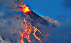 İtalya'da Etna Yanardağı kül ve lav püskürtmeye devam ediyor