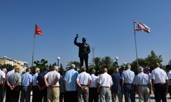 Kıbrıs Barış Harekatı’nın 50’nci yıl dönümü nedeniyle Bülent Ecevit heykeli önünde tören düzenlendi