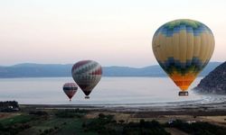 Salda Gölü’nde balon uçuşları başladı