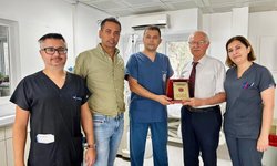 Diyaliz ve Böbrek Hastaları Derneği Prof. Dr. Gür’e plaket verdi