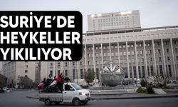 Suriye'de halk, kanlı rejimin sembolü olarak gördüğü Hafız Esed heykellerini yıkıyor