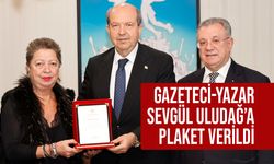 Cumhurbaşkanı Tatar’dan gazeteci-yazar Sevgül Uludağ’a plaket