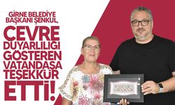 Başkan Şenkul araçtan caddeye atılan çöpü sahibine iade eden Nahide Kurşun’u belediyede ağırladı.