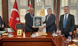 Görüşmenin ardından karşılıklı plaket ve hediye takdiminde bulunuldu ve anı fotoğrafı çekildi