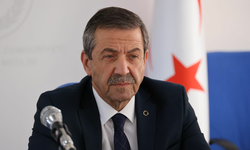 Tahsin Ertuğruloğlu’ndan Erhürman’a Eleştiri: “Zaman ve Statü Kaybettiriyor”