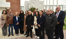 Hekim örgütleri tıp ve diş hekimliğinde uzmanlık kriterlerini düzenleyen yasa tasarısını siyah bayrakla protesto etti