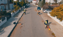 Gazimağusa Belediyesi Temizlik Birimi Tuzla Derin Evler Sitesi bölgesinde temizlik çalışması yaptı