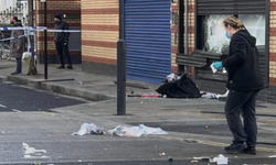 Londra'da soyulan kuyumcudan geriye sokaklardaki altınlar kaldı