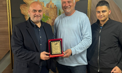 Tribün Kıbrıs’tan Nahit Öncü’ye teşekkür plaketi