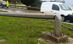 İskele’de olumsuz hava koşulları nedeniyle ağaç ve aydınlatma direkleri devirildi