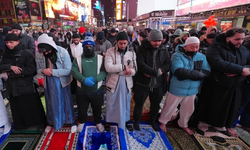 Yüzlerce Müslüman iftar için Times Meydanı'nda buluştu
