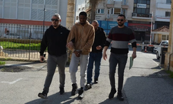 Üzerinde ve evinde 145 gram yasaklı madde ile yakalanan zanlı mahkemeye çıkarıldı!