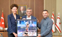 Erhürman, Atletizm Federasyonu ve milli atlet Buse Savaşkan’ı kabul etti