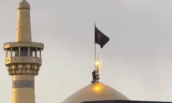 İran’da Siyah Bayrak Göndere Çekildi