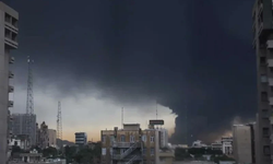 Tahran'da petrol depolarından yayılan kalıntılar gökyüzünü siyaha bürüdü