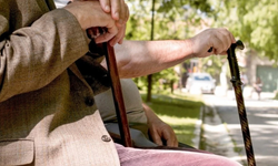 Hükümetin, emeklilik yaşını 60’tan 65’e yükseltme isteği mecliste tartışma konusu oldu