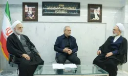 İran’da geçici liderlik konseyi göreve başladı