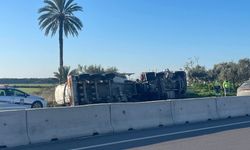 Karpaz–Gazimağusa yolunda tır devrildi