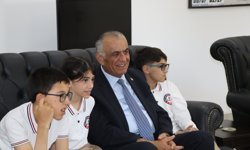 Çavuşoğlu koltuğunu öğrenciye devretti: 23 Nisan coşkusu