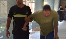 Gönyeli’de komşusunu rahatsız edip silahla vurulan zanlı mahkemeye çıkarıldı!