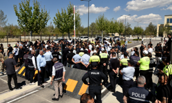 Taksicilerin eylemi Meclis önüne Taşıdı: Arıklı’dan çözüm mesajı