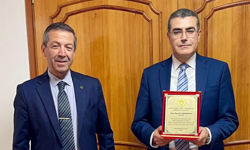 Ertuğruloğlu’ndan Lakadamyalı’ya teşekkür plaketi