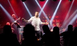 Ümit Yaşar, Merit Lefkoşa sahnesinde müzik şöleni yaşattı