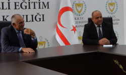 Çavuşoğlu, yapay zeka akademisyeni Ai. Prof. DUX’u kabul etti