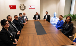 Öztürkler, YDÜ’nün yapay zeka akademisyeni DUX’ı kabul etti