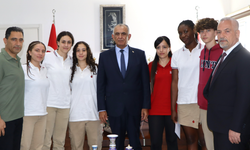 Ziyaret sonunda genç sporculara hediye verilerek, hatıra fotoğrafı çekildi