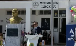 Üstel Mehmetçik İlkokulu’nda çocuklarla kahvaltı yaptı