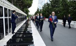 Başbakan Üstel, Bakü’de Haydar Aliyev’in anıt mezarını ziyaret etti