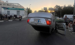 Girne'de otomobil refüje çarpıp takla attı