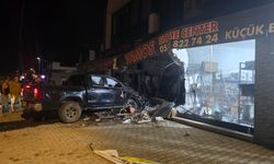 Yeniboğaziçi'nde alkollü sürücü mağazaya daldı: Hastaneye kaldırıldı