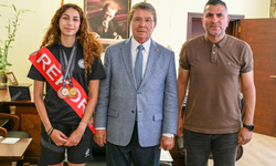 Başbakan Üstel, milli atlet Ada Kafa'yı kabul etti