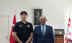 Bakan Çavuşoğlu, Beşiktaş'a Transfer Olan Atahan Akçam'ı Kabul Etti