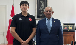 Bakan Çavuşoğlu, Beşiktaş'a transfer olan Atahan Akçam'ı kabul etti