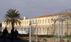 Güney Kıbrıs'ta mahkumlar koğuşu ateşe verdi