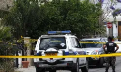 Larnaka'da kuyumcuya silahlı soygun girişimi: Zanlı araçla kaçtı