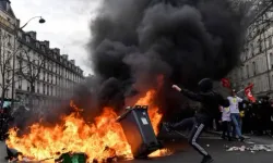 Fransa'da hükümet karşıtı protestolar büyüyor