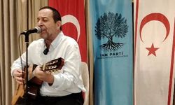 Serdar Denktaş: Kuzey Kıbrıs'ın şanlı bayrağını güneye asacağız – Gitarıyla dikkat çeken mesaj
